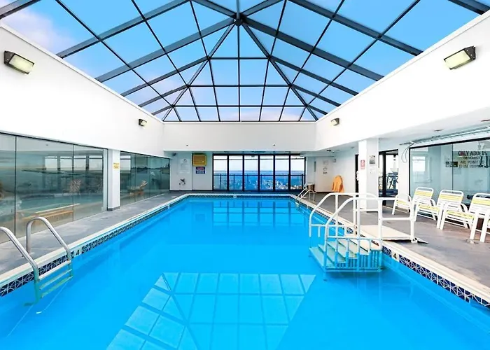 Warm & Welcoming In Oceanfront Building With Pool & Sauna *