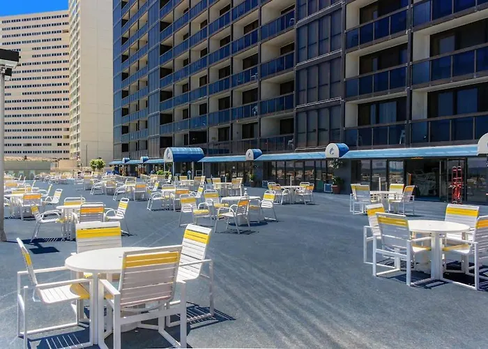 Warm & Welcoming In Oceanfront Building With Pool & Sauna Holiday home *